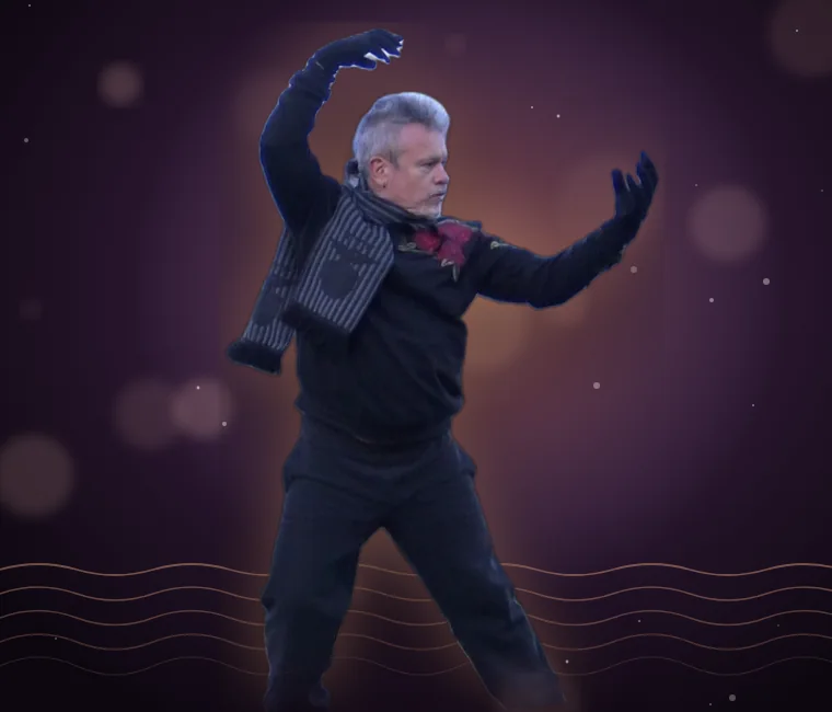 Otávio Leal (Dhyan Prem) em movimento de Chi Kung, diante das ondas do mar