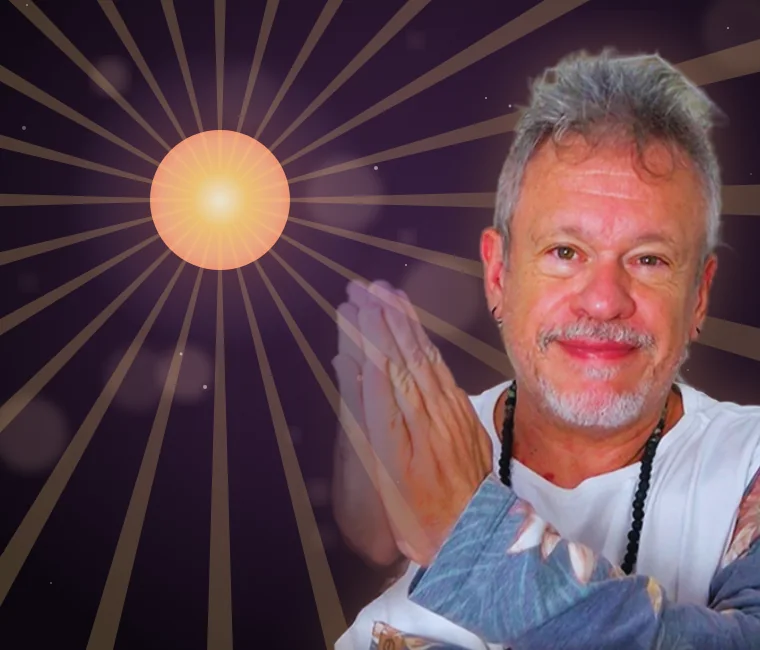 Otávio Leal sorrindo, com as mãos em prece, diante do sol da manhã
