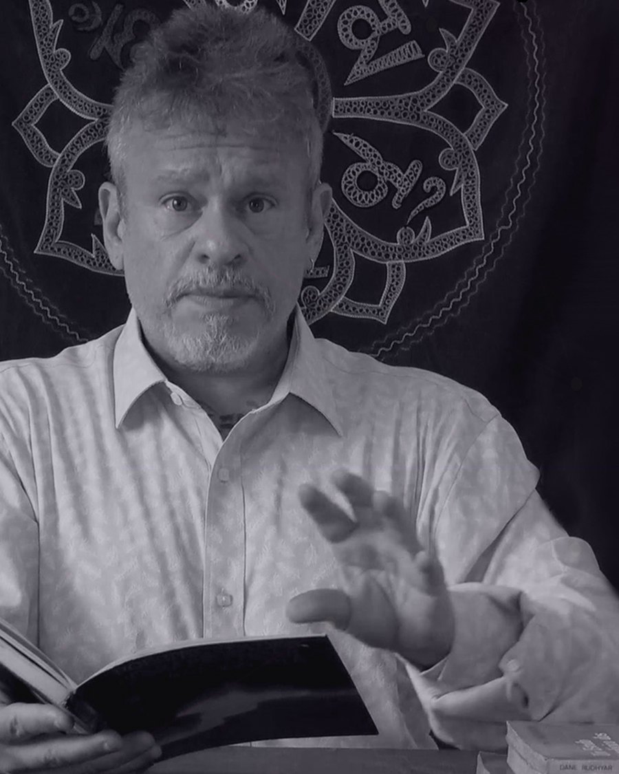Otávio Leal (Dhyan Prem), astrólogo desde 1985, estudando Astrologia em sua mesa de trabalho
