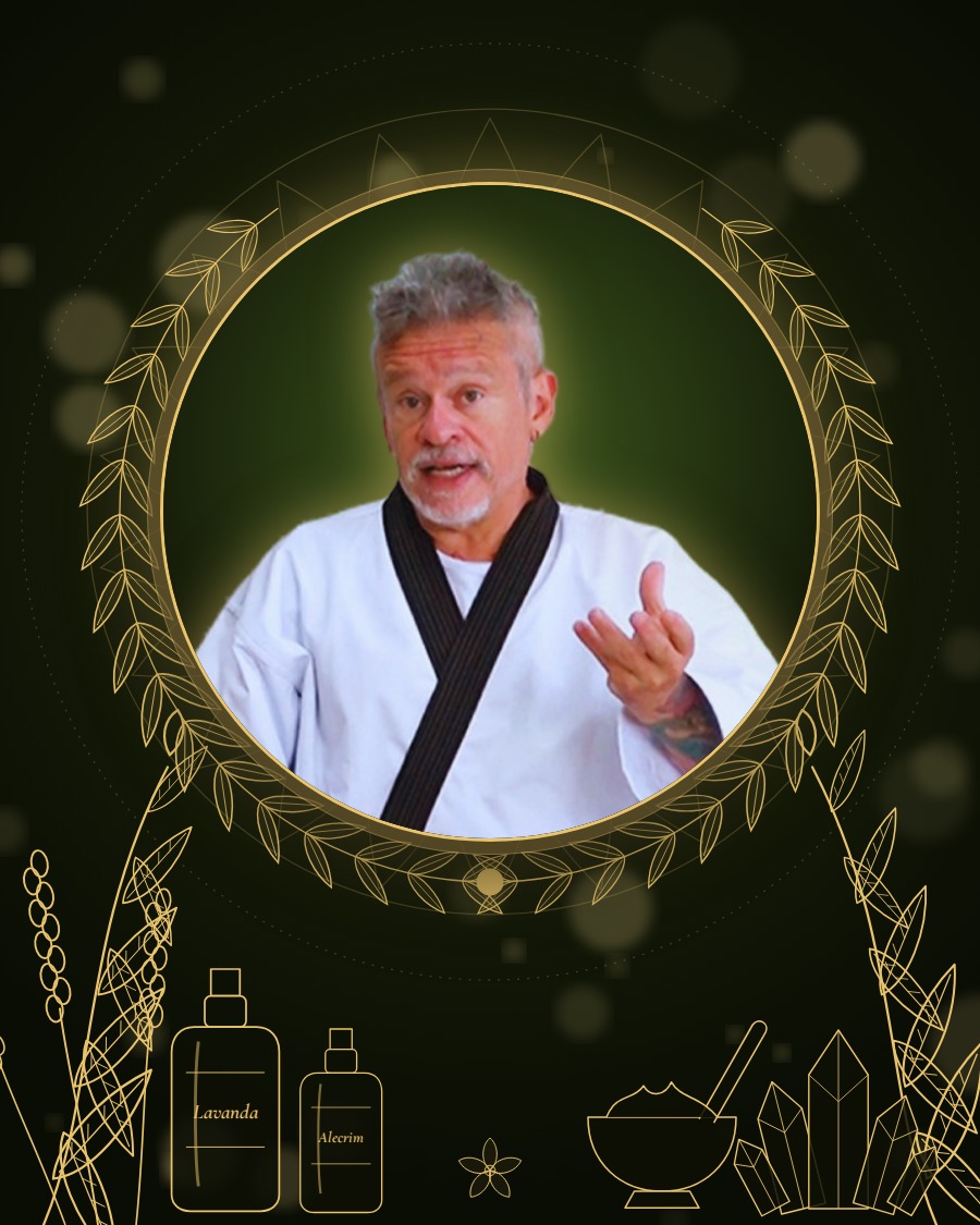 Otávio Leal (Dhyan Prem), professor de Naturopatia, com ervas, óleos essenciais e cristais