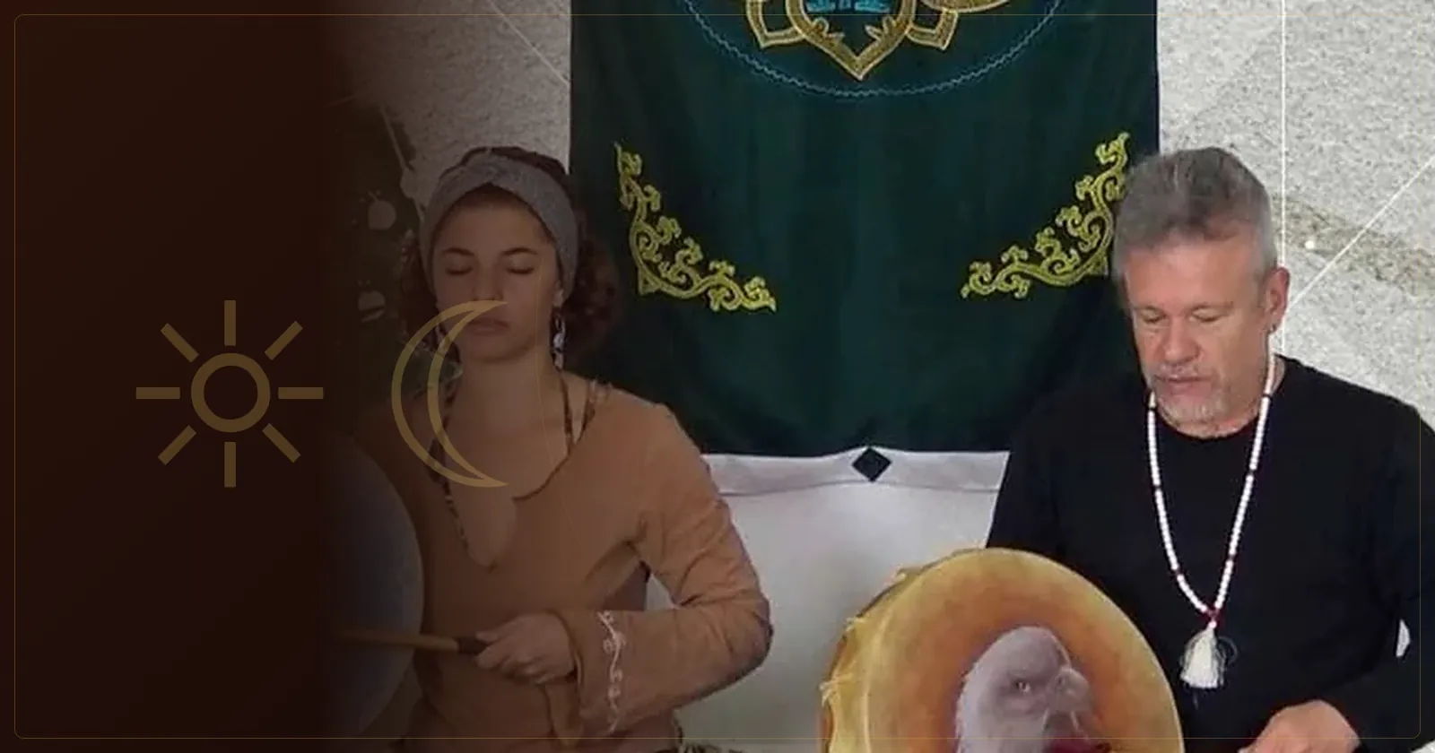 Otávio Leal (Dhyan Prem) em meditação xamânica com tambores pintados com animais de poder