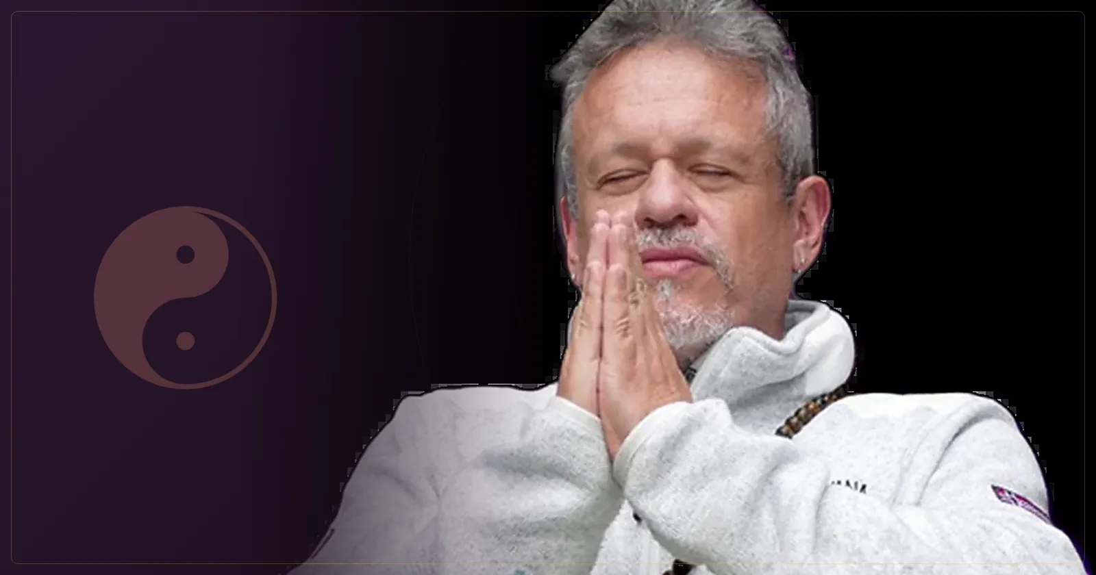 Otávio Leal (Dhyan Prem) de olhos fechados, com as mãos em prece, em um momento de recolhimento e meditação
