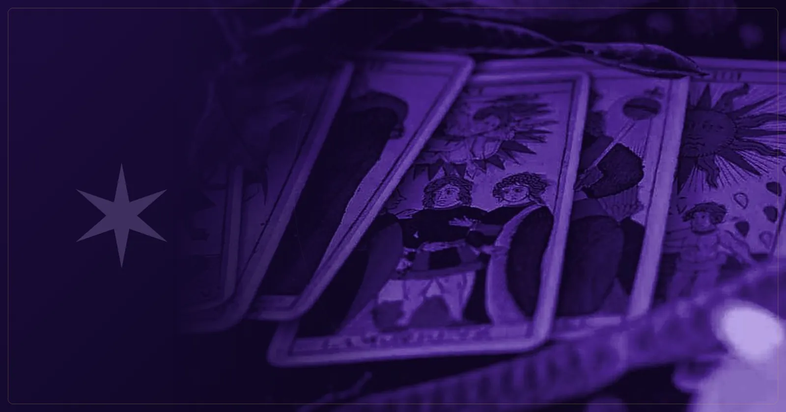 Arcanos Maiores do Tarô de Marselha sobre a mesa, com destaque para Os Enamorados e O Sol, em tons de violeta