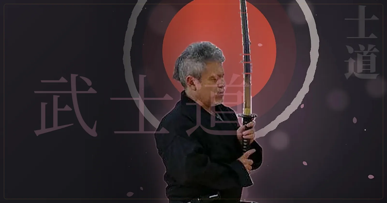 Otávio Leal (Dhyan Prem) ajoelhado em postura seiza, de quimono preto, segurando uma kataná na vertical diante de um sol vermelho