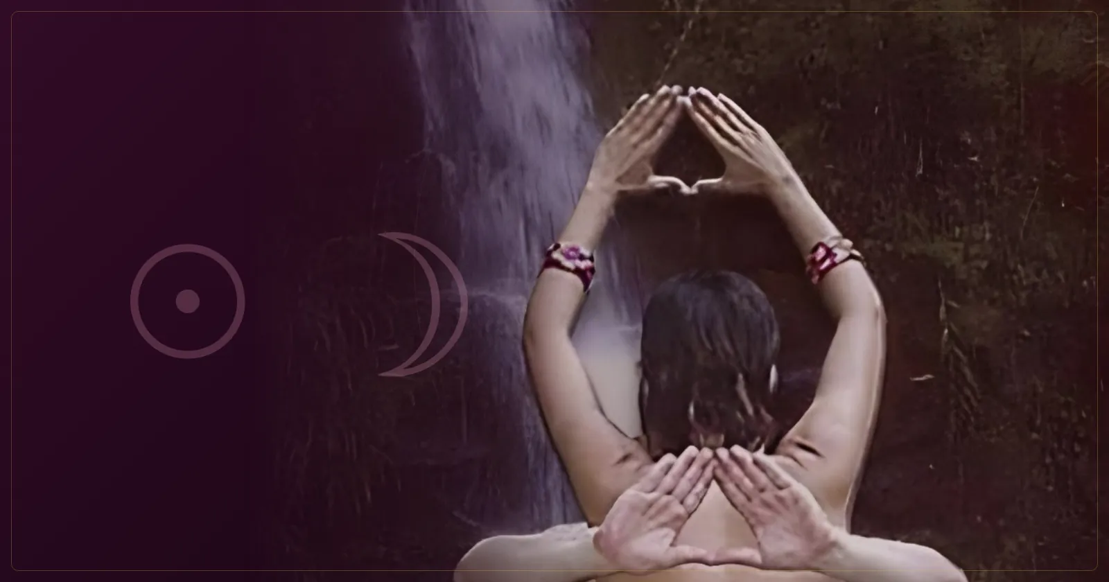 Mãos erguidas e unidas em forma de triângulo diante de uma cascata, em gesto meditativo do rito tântrico da união