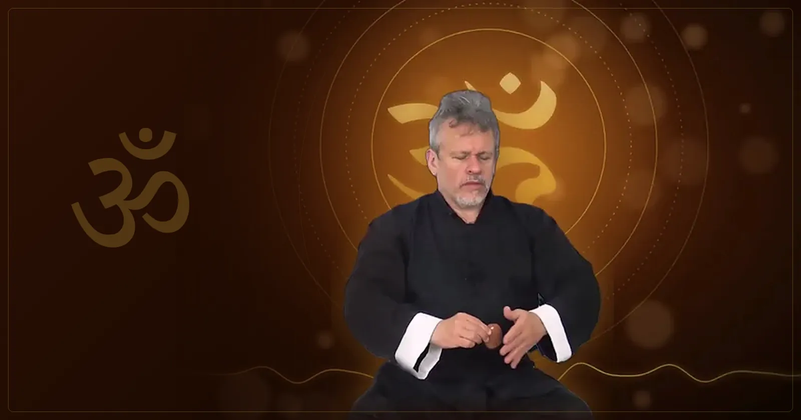 Otávio Leal (Dhyan Prem) em meditação com mantras diante do símbolo Om