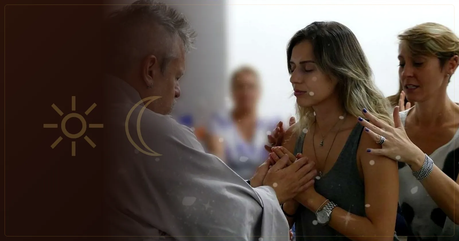 Otávio Leal (Dhyan Prem) conduzindo uma iniciação de Reiki tradicional com alunas em turma presencial na Escola Humani Amor, em São Paulo