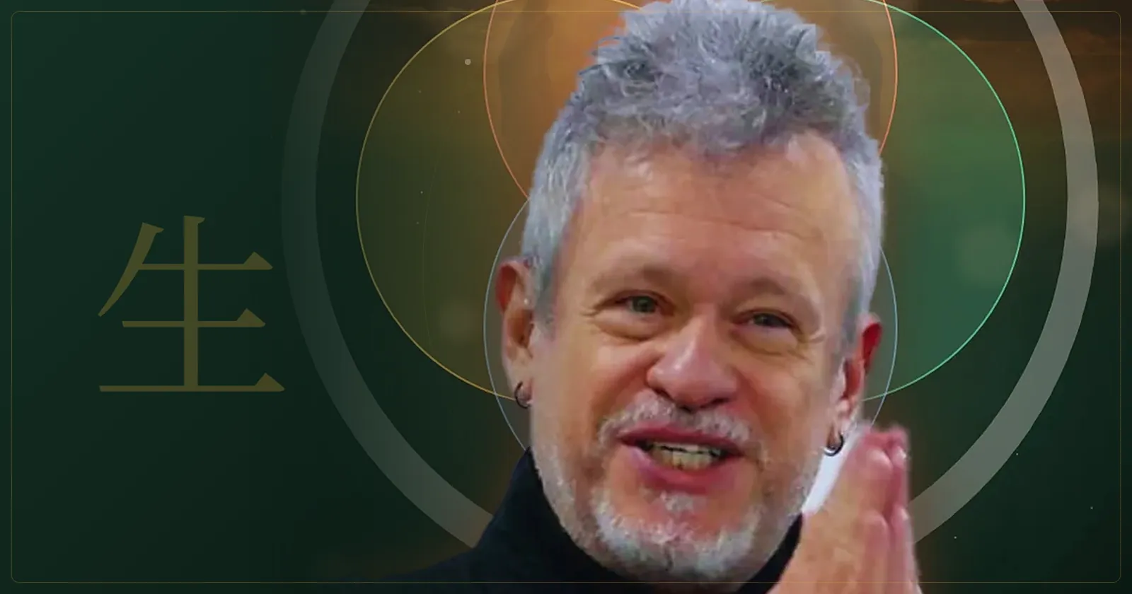 Otávio Leal (Dhyan Prem) em gesto de prece e gratidão, envolto pelos círculos dourados do Ikigai