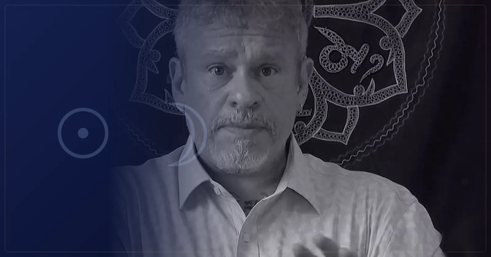 Otávio Leal (Dhyan Prem), astrólogo desde 1985, explicando Astrologia com um livro aberto sobre a mesa