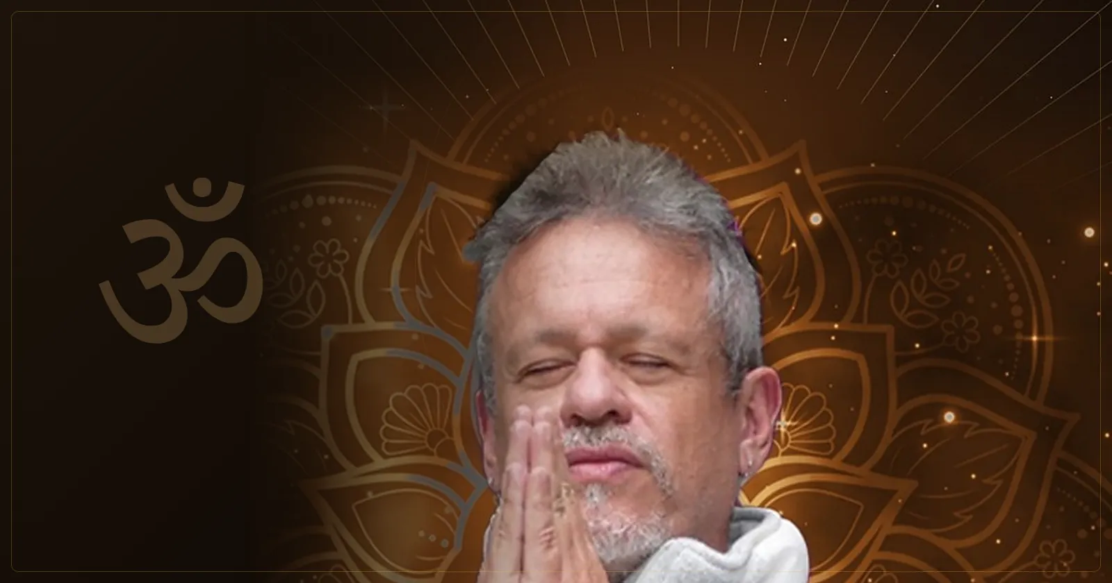 Otávio Leal (Dhyan Prem) de olhos fechados, com as mãos em prece, diante de uma mandala dourada