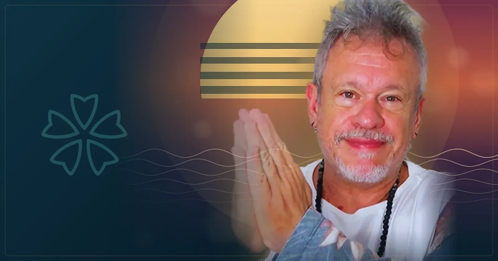 Mãos em prece de Otávio Leal (Dhyan Prem), com um colar de contas e roupas claras, em atitude de perdão e gratidão