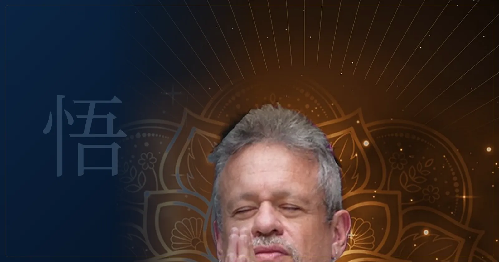 Retrato de Otávio Leal (Dhyan Prem) em namastê, com uma mandala dourada ao fundo