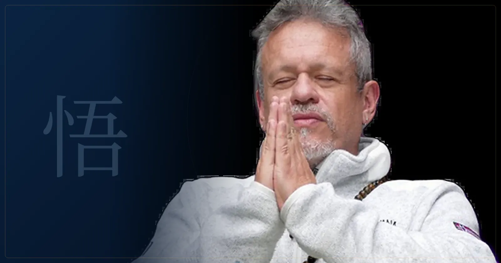 Otávio Leal (Dhyan Prem) em silêncio, de olhos fechados e mãos em prece, em atitude de recolhimento