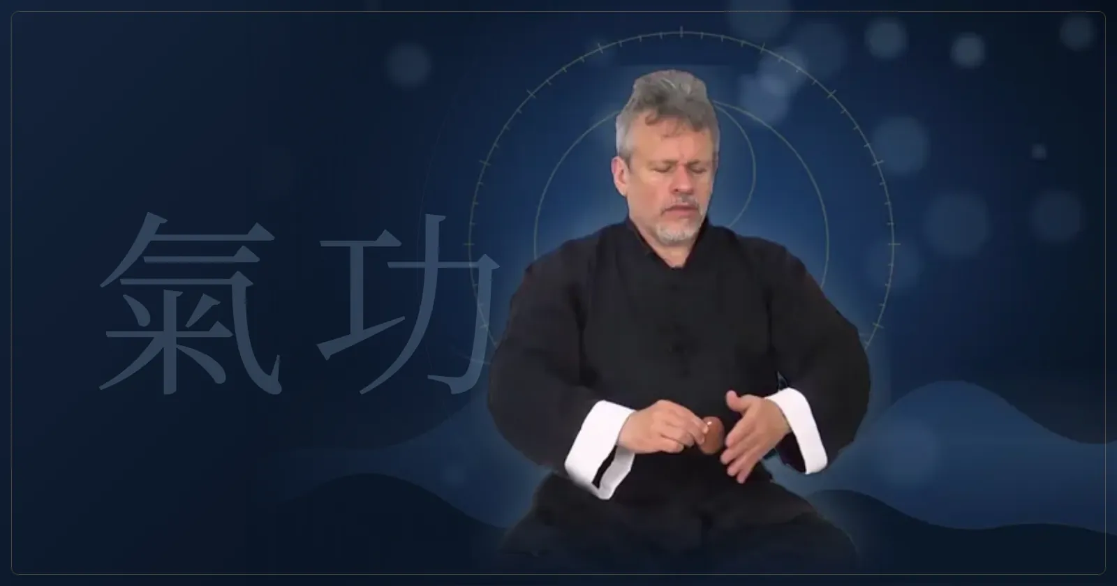 Otávio Leal (Dhyan Prem) em postura de Chi Kung, a meditação em movimento