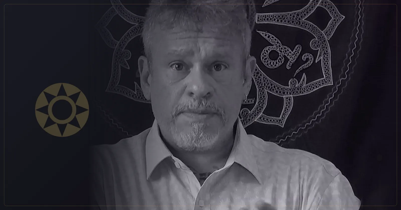 Otávio Leal (Dhyan Prem) à mesa, com um livro de Astrologia nas mãos, durante o estudo de um Mapa Astral