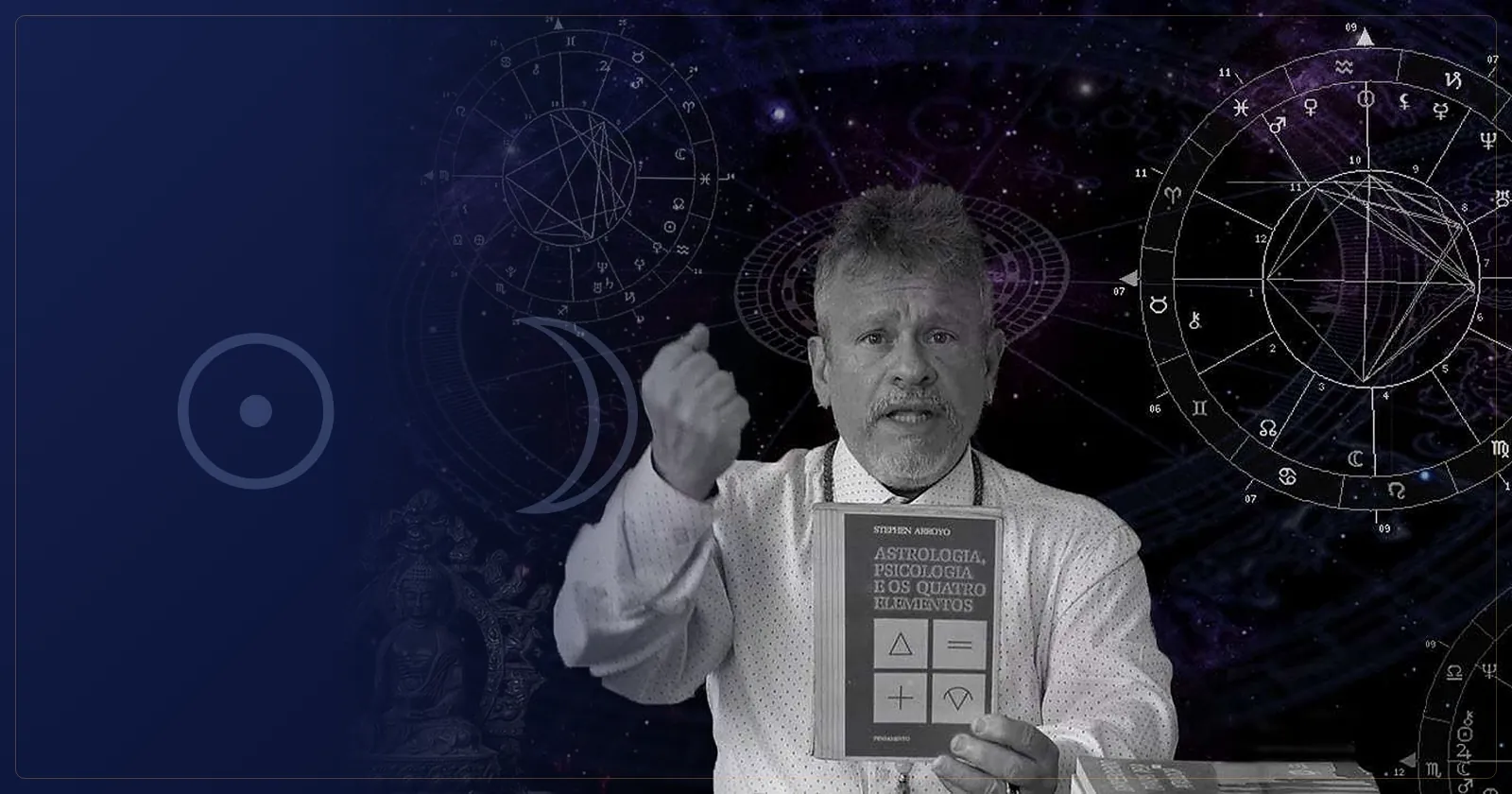 Otávio Leal (Dhyan Prem) segurando um livro de Astrologia diante de mapas astrais projetados sobre um céu estrelado