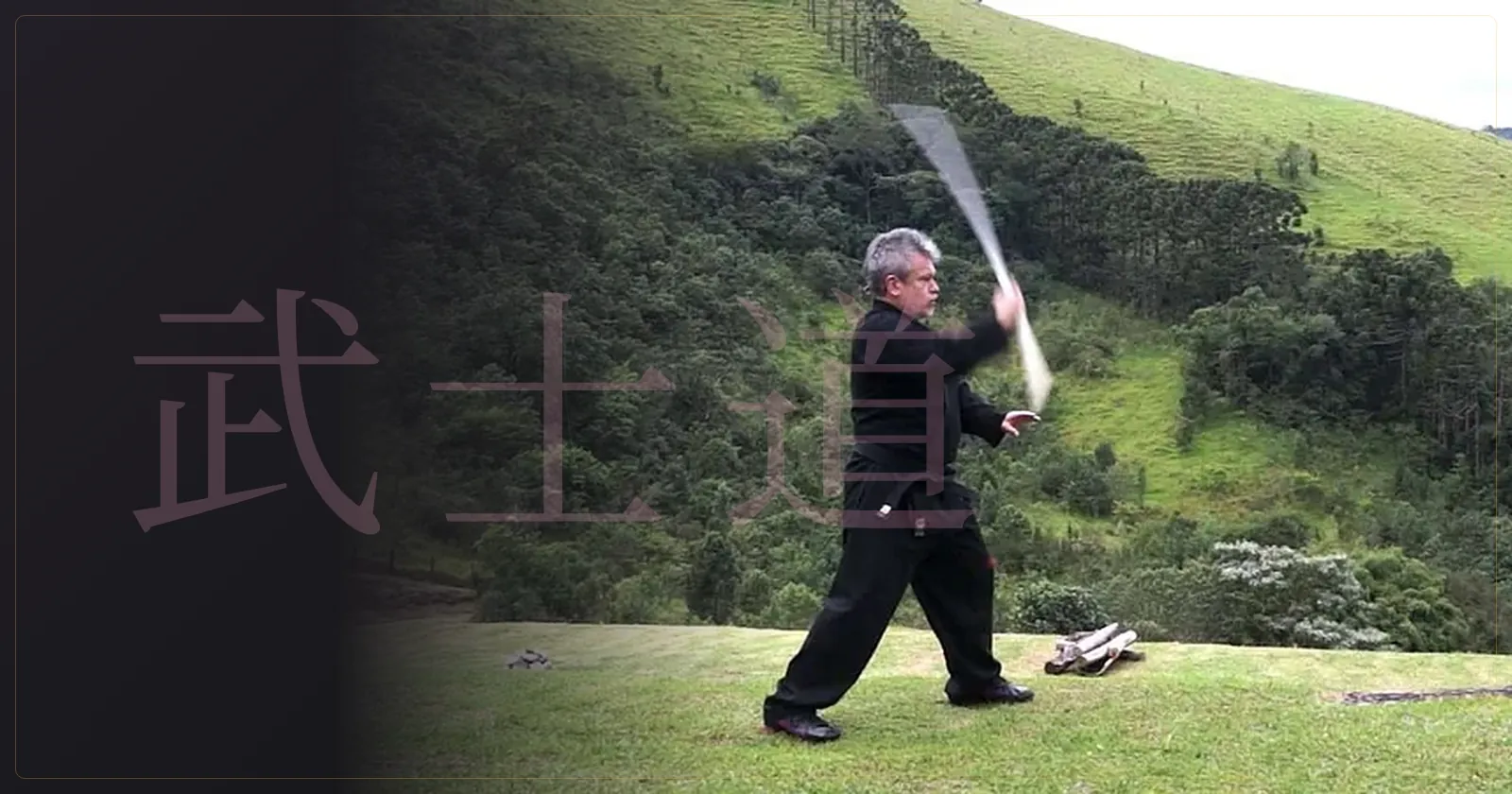 Otávio Leal (Dhyan Prem) praticando Bushidô Reiki com a espada de madeira na natureza