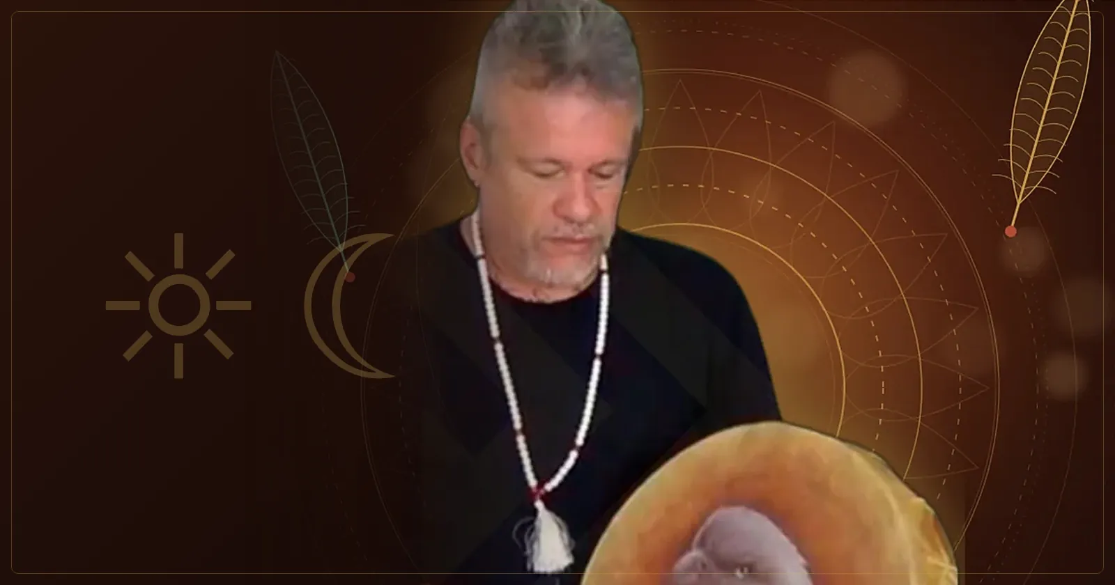 Otávio Leal (Dhyan Prem) tocando um tambor xamânico pintado com uma águia, de olhos baixos e colar de contas ao pescoço