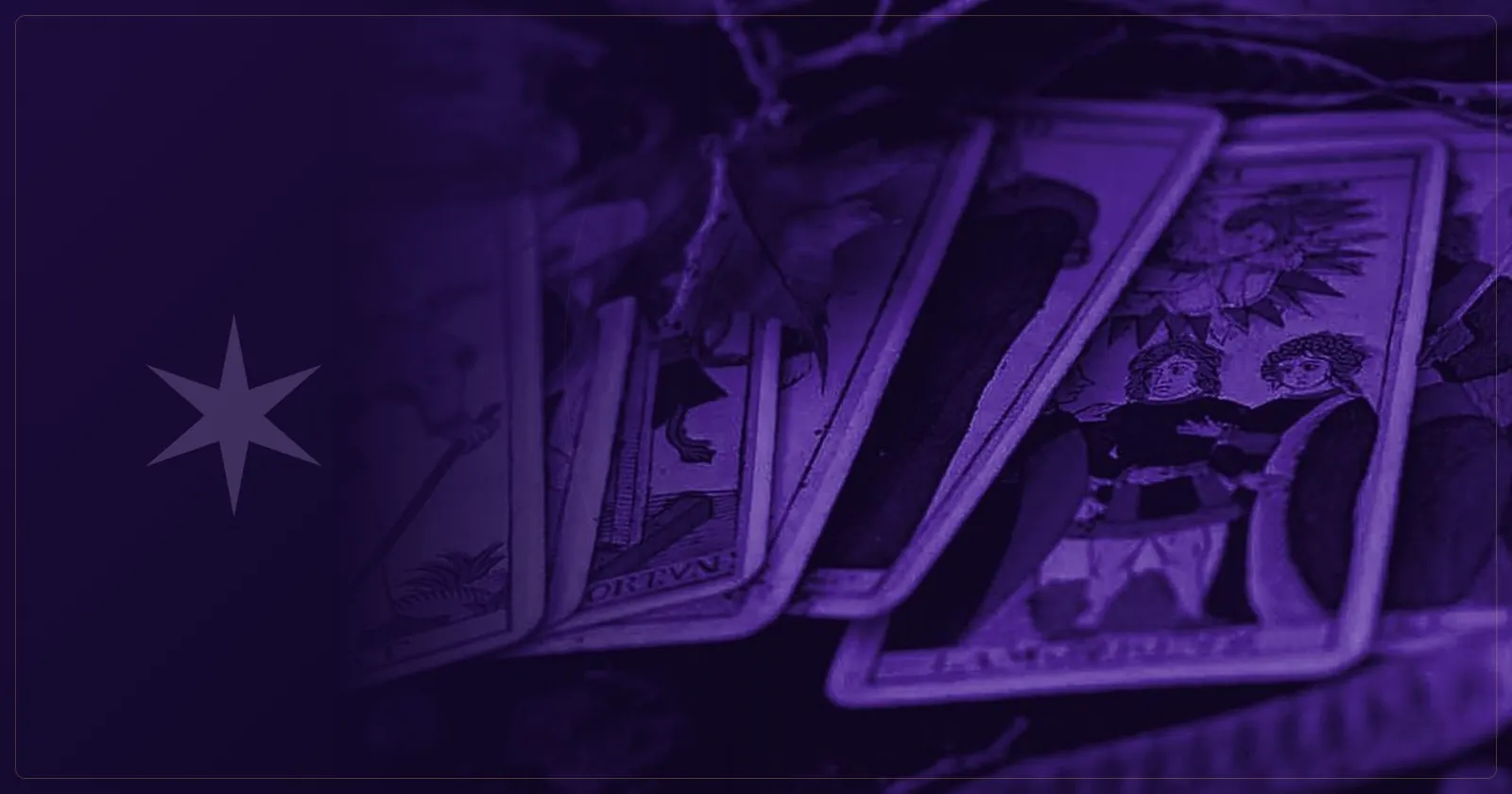 Cartas do Tarô de Marselha espalhadas sobre uma mesa, em luz violeta, entre elas O Louco e Os Enamorados