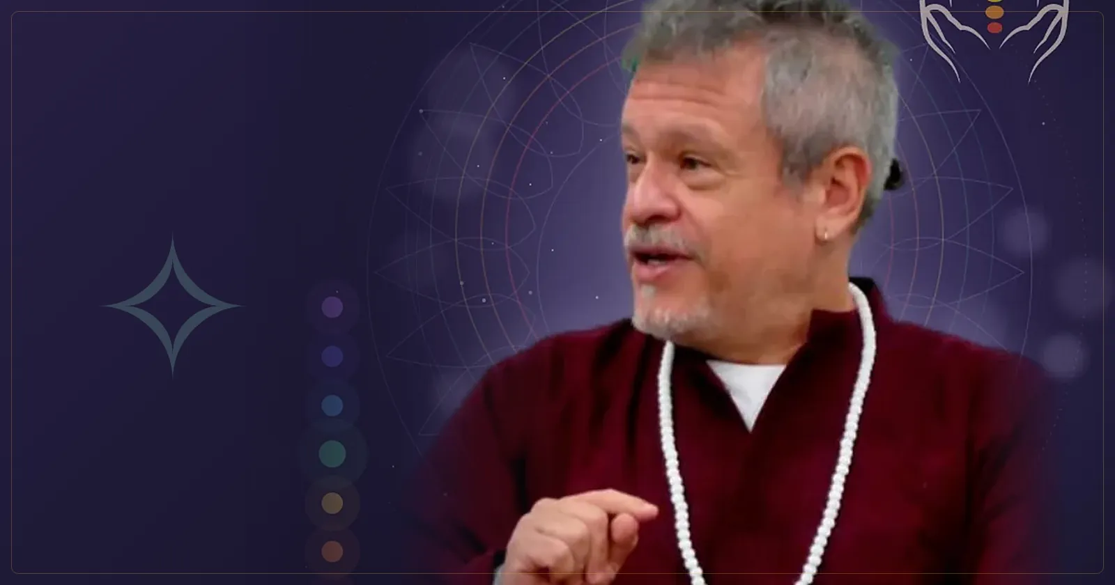 Otávio Leal (Dhyan Prem) de blusa vermelha e colar de contas, falando com as mãos abertas diante de um fundo lilás com as cores dos chakras