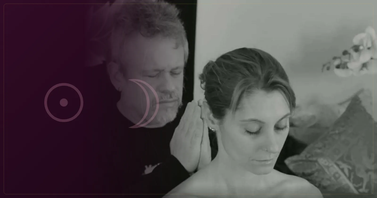 Otávio Leal (Dhyan Prem) com as mãos em prece e os olhos fechados, ao lado de uma aluna em meditação, em ambiente de prática tântrica