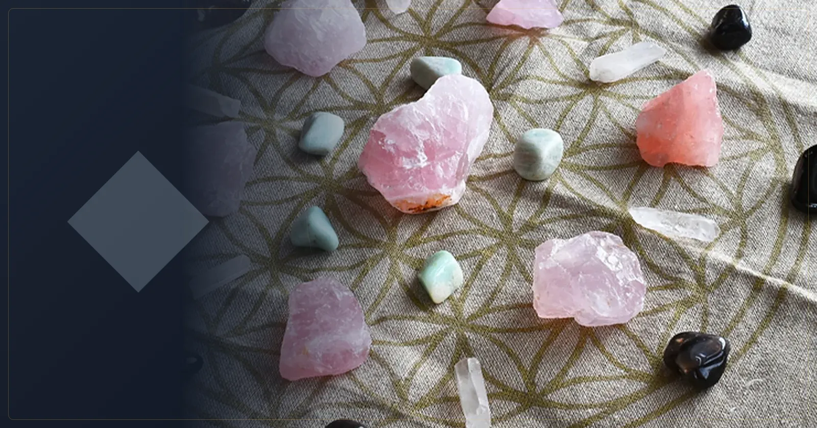 Pedras de quartzo rosa, amazonita, obsidiana e pontas de quartzo dispostas sobre um tecido com a Flor da Vida