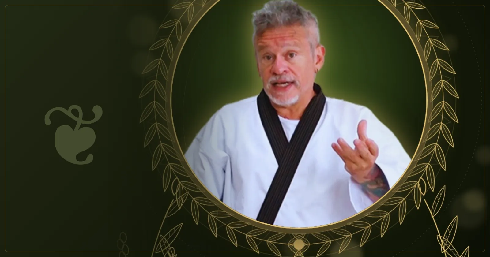 Otávio Leal (Dhyan Prem) ensinando sobre terapias vibracionais, emoldurado por folhas douradas sobre fundo verde-escuro