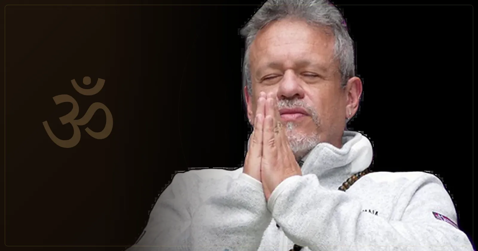 Otávio Leal (Dhyan Prem) com as mãos em prece e os olhos fechados, em atitude de meditação