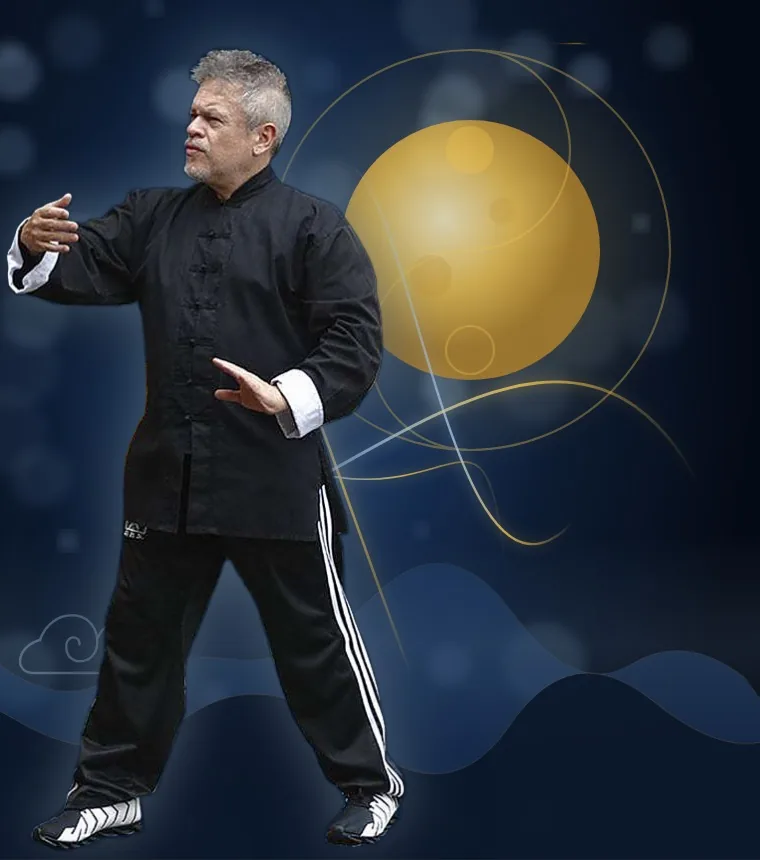 Otávio Leal (Dhyan Prem) em postura de Chi Kung diante da lua dourada