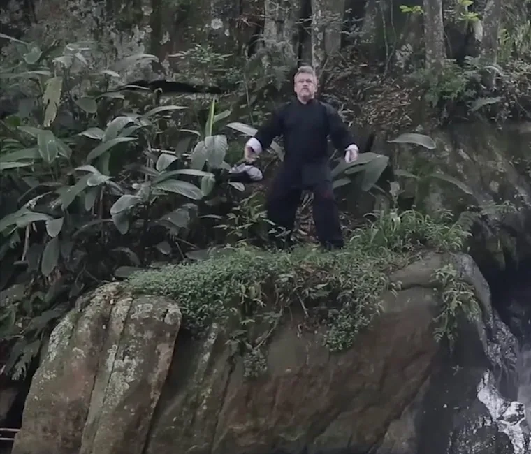 Otávio Leal praticando Chi Kung na cachoeira