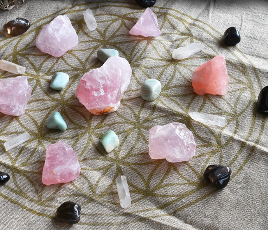 Grade de cristais com quartzo rosa, quartzo branco, amazonita e obsidiana sobre a Flor da Vida