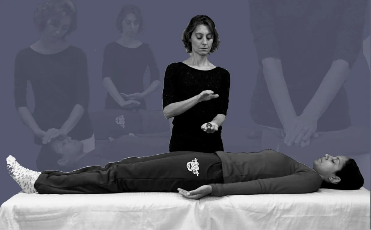 Larissa Ananda aplicando cristais em aula prática na Escola Humani Amor