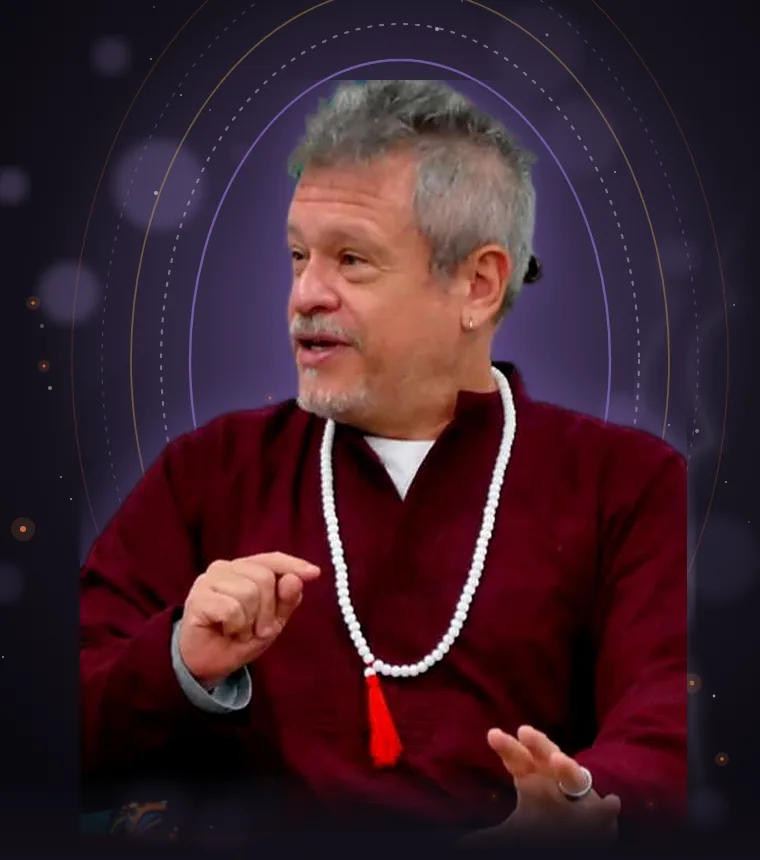 Otávio Leal (Dhyan Prem) ensinando, envolvido por uma aura violeta