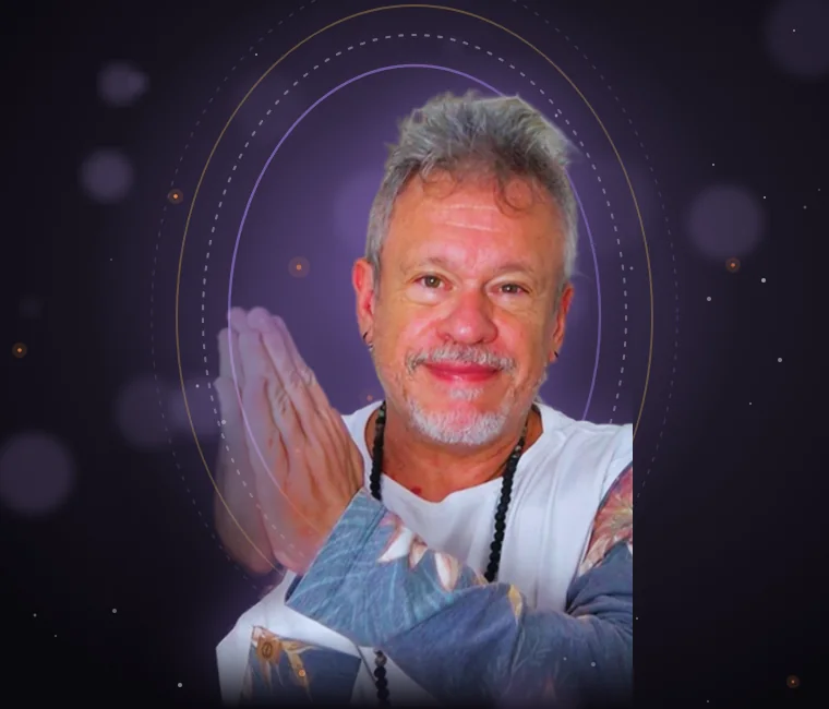 Otávio Leal com as mãos em prece, envolvido por uma aura violeta