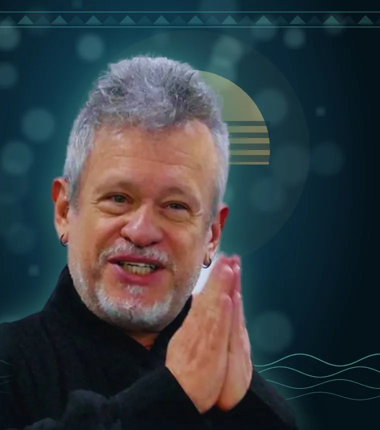 Otávio Leal (Dhyan Prem) em gesto de gratidão, com sol e ondas do Havaí