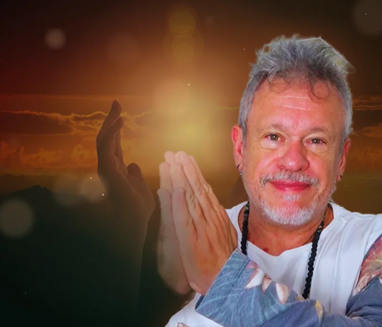 Otávio Leal com as mãos em prece, diante do sol entre as mãos