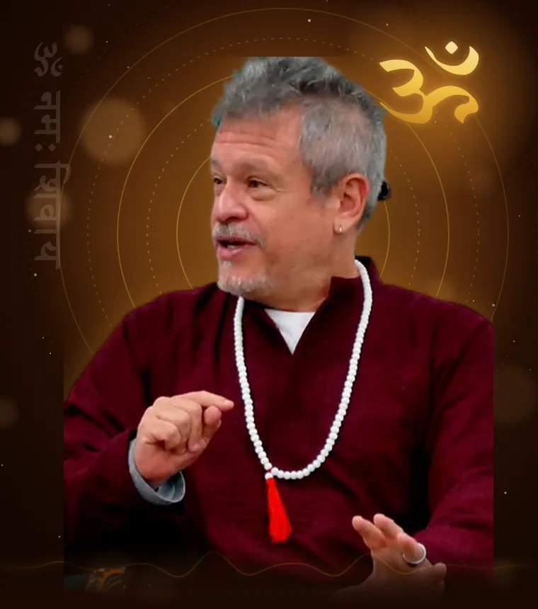 Otávio Leal (Dhyan Prem) ensinando mantra, com japamala no pescoço e o Om dourado