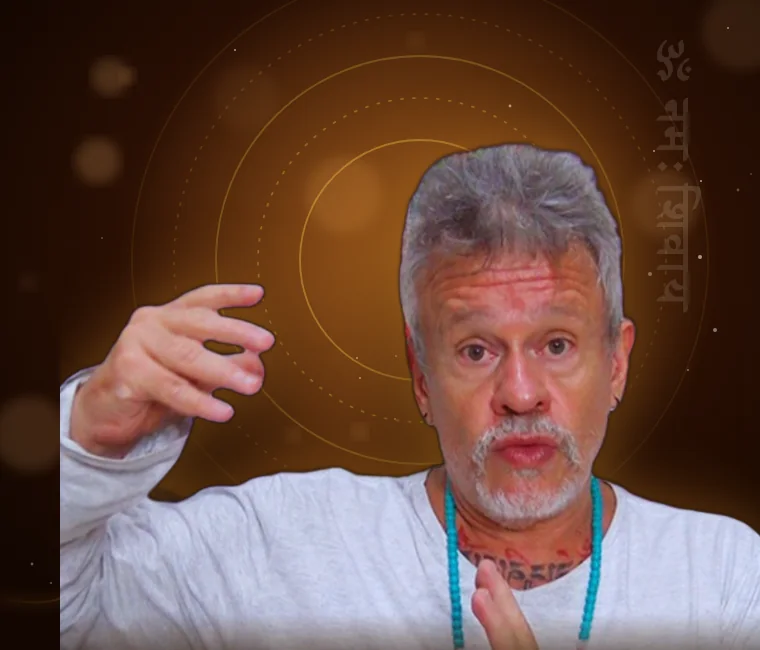Otávio Leal (Dhyan Prem) explicando mantra