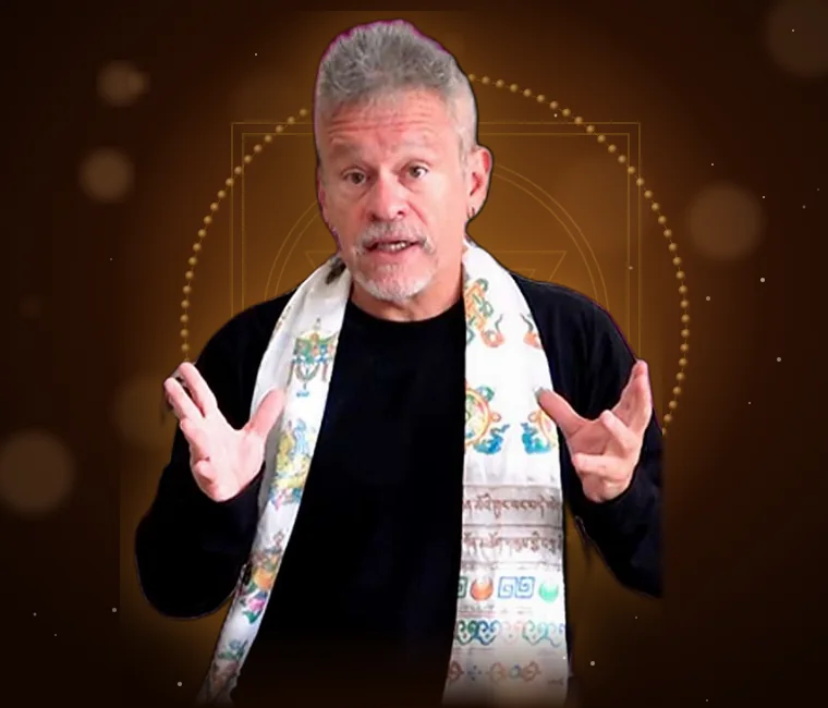 Otávio Leal ensinando, com um lenço tibetano, diante de um japamala dourado