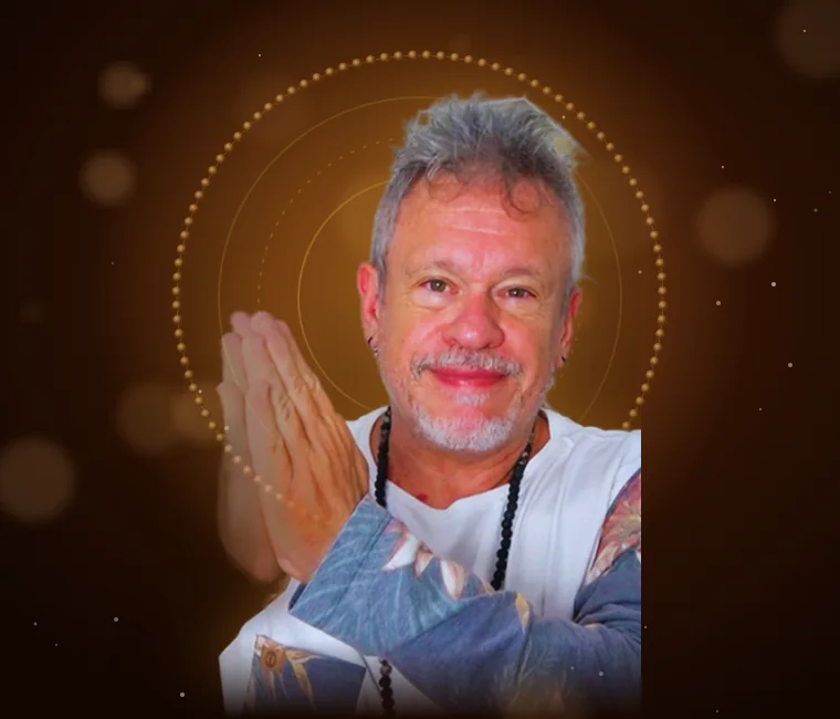 Otávio Leal com as mãos em prece, diante de um japamala dourado