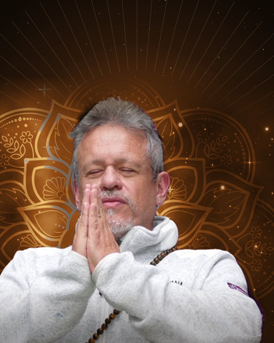 Otávio Leal (Dhyan Prem) em meditação, de olhos fechados e mãos em prece, professor de meditação há mais de 40 anos