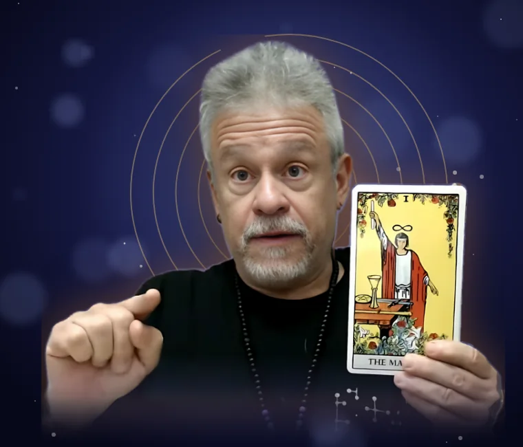 Otávio Leal (Dhyan Prem) segurando a carta do Mago, diante de um labirinto