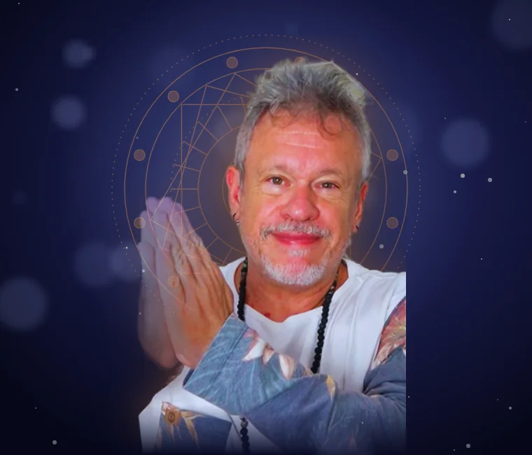 Otávio Leal com as mãos em prece, diante de uma mandala em cobre