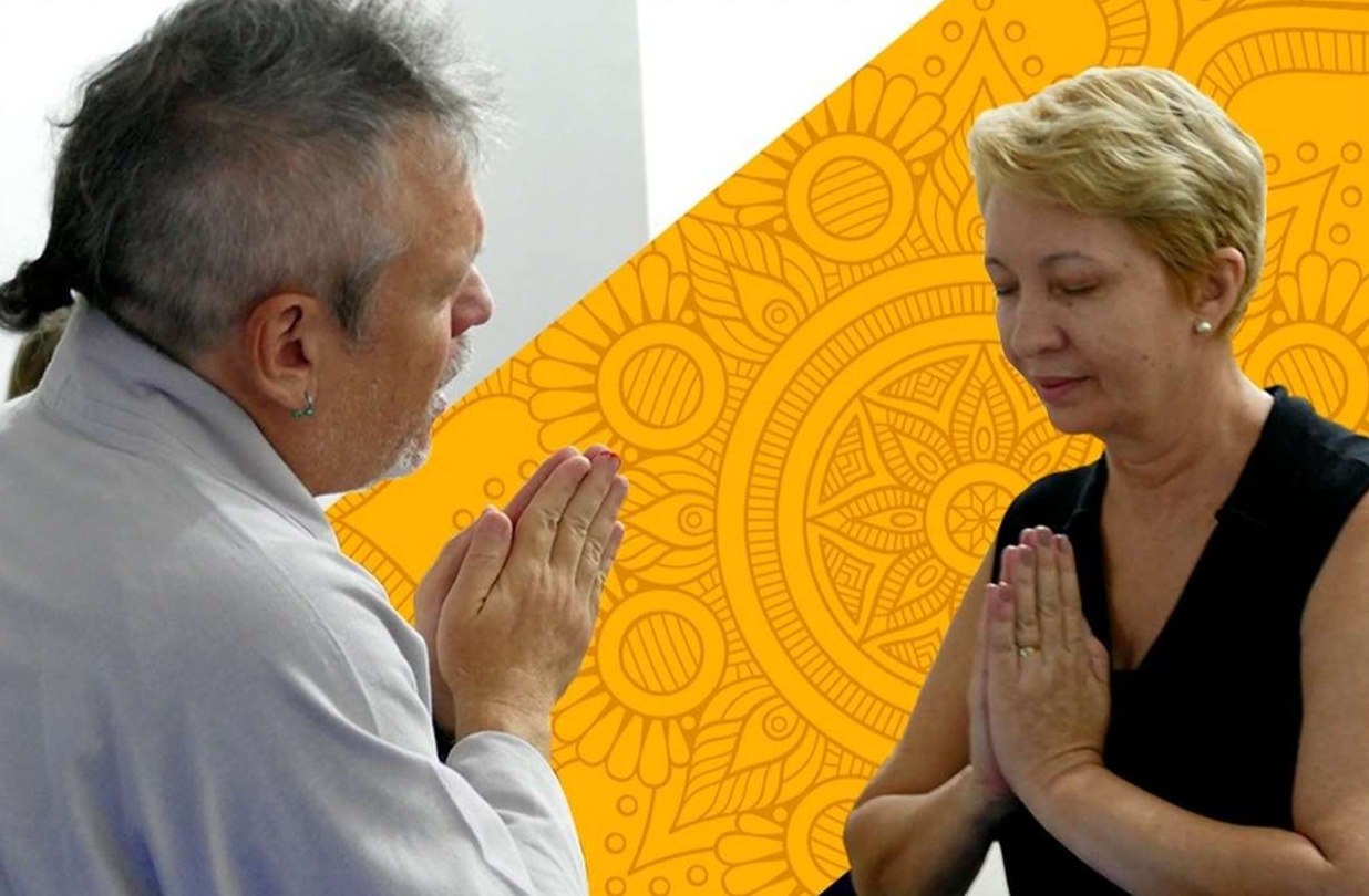 Otávio Leal (Dhyan Prem) em saudação namastê durante uma iniciação de Reiki na Escola Humani Amor