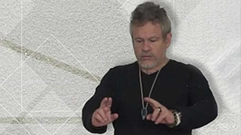 Mãos e dedos em forma de espada no curso Bushidô Reiki de Otávio Leal