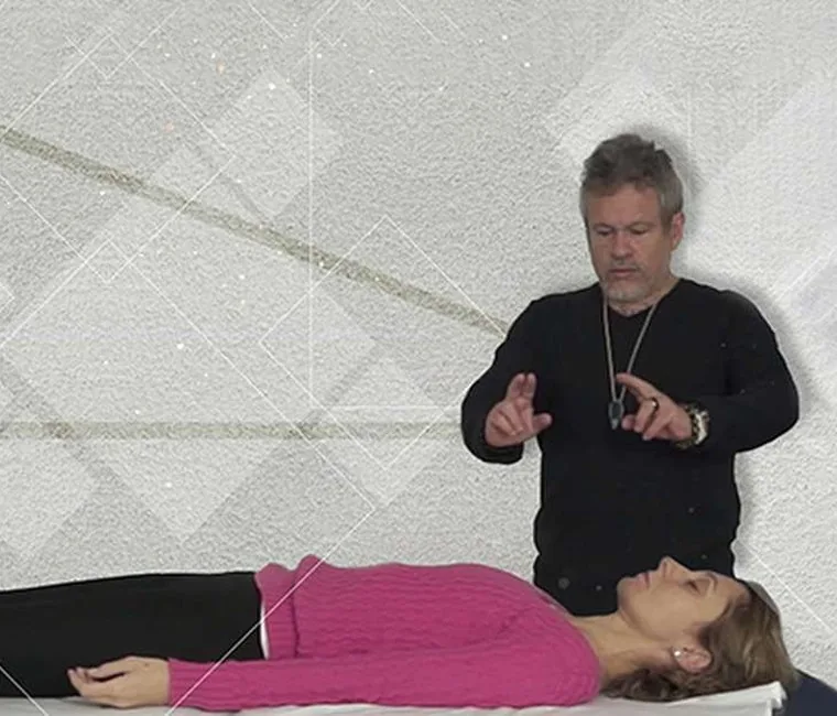 Otávio Leal aplicando Bushidô Reiki com os dedos em forma de espada