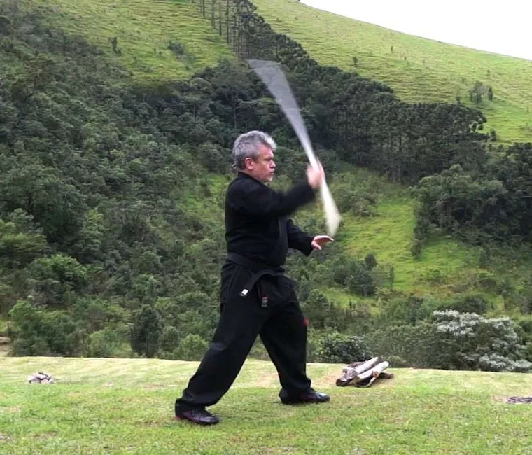 Otávio Leal praticando com a espada na natureza