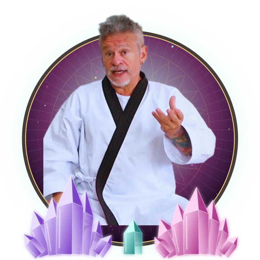 Otávio Leal (Dhyan Prem), Master Reiki, de quimono, cercado de cristais