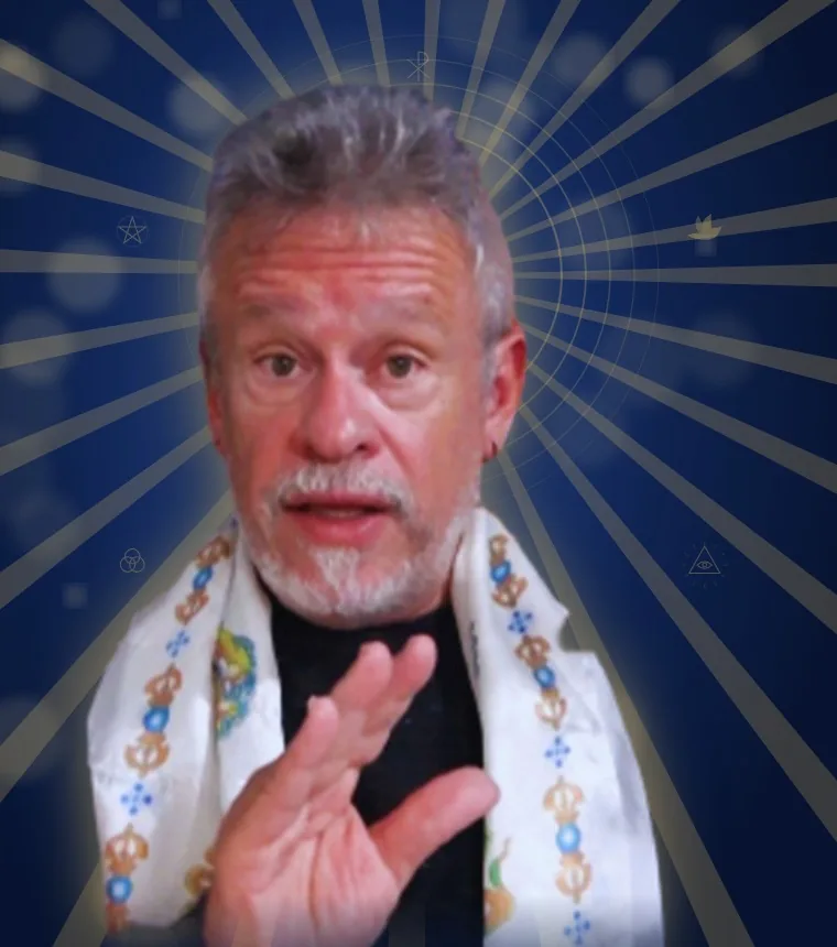 Otávio Leal (Dhyan Prem) em gesto de bênção, com os símbolos sagrados cristãos