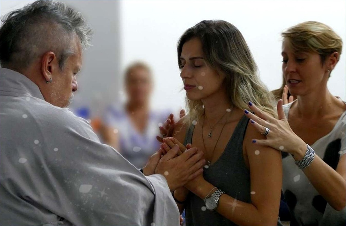 Otávio Leal e Larissa Ananda conduzindo uma iniciação de Reiki na Escola Humani Amor